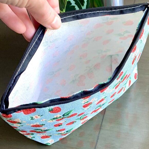 Large Vintage Strawberries Strawberry Flowers Zippered Pouch Cosmetic Travel Bag - Picture 4 of 5